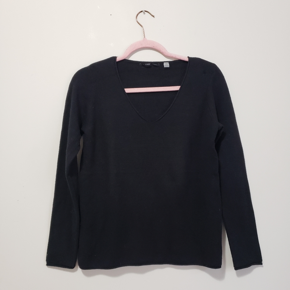 Tahari v-neck soft knit sweater roll hem black M